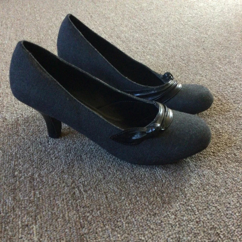 Nue Options Ava Gray and Black Heels - Size 8
